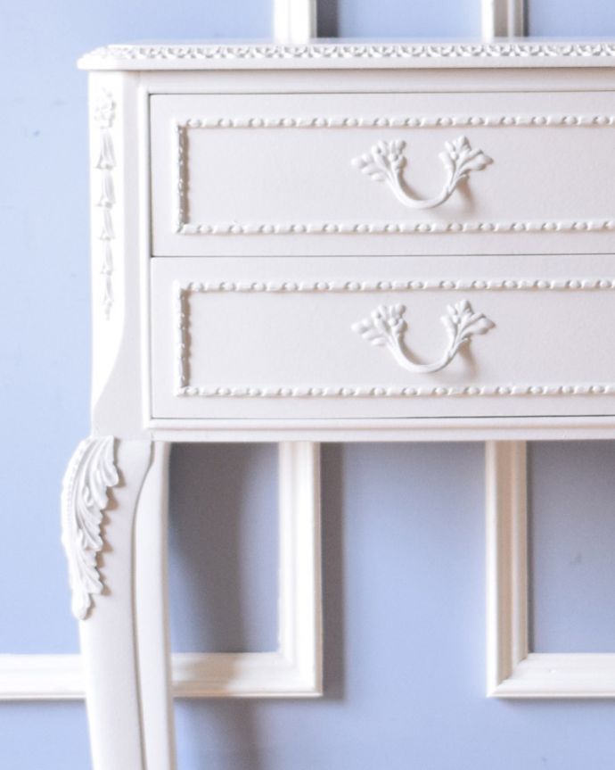 アンティークのチェスト　アンティーク家具　フランス輸入の小さなアンティーク家具、優雅なホワイトペイントのベッドサイドチェスト。ホワイトのペイントがフランスらしく、爽やかです。(q-1007-f)