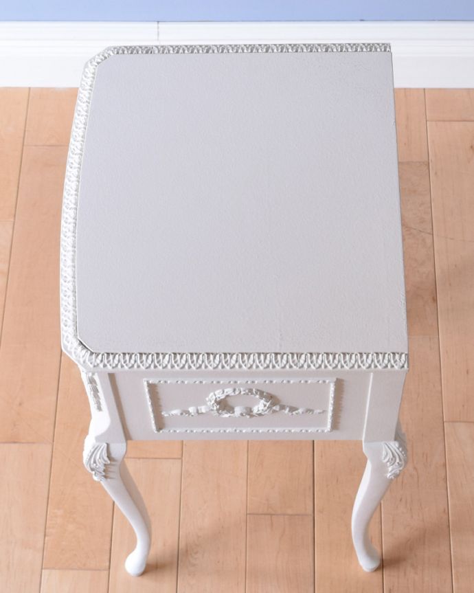 アンティークのチェスト　アンティーク家具　フランス輸入の小さなアンティーク家具、優雅なホワイトペイントのベッドサイドチェスト。天板ももちろんピカピカにお直ししています。(q-1007-f)