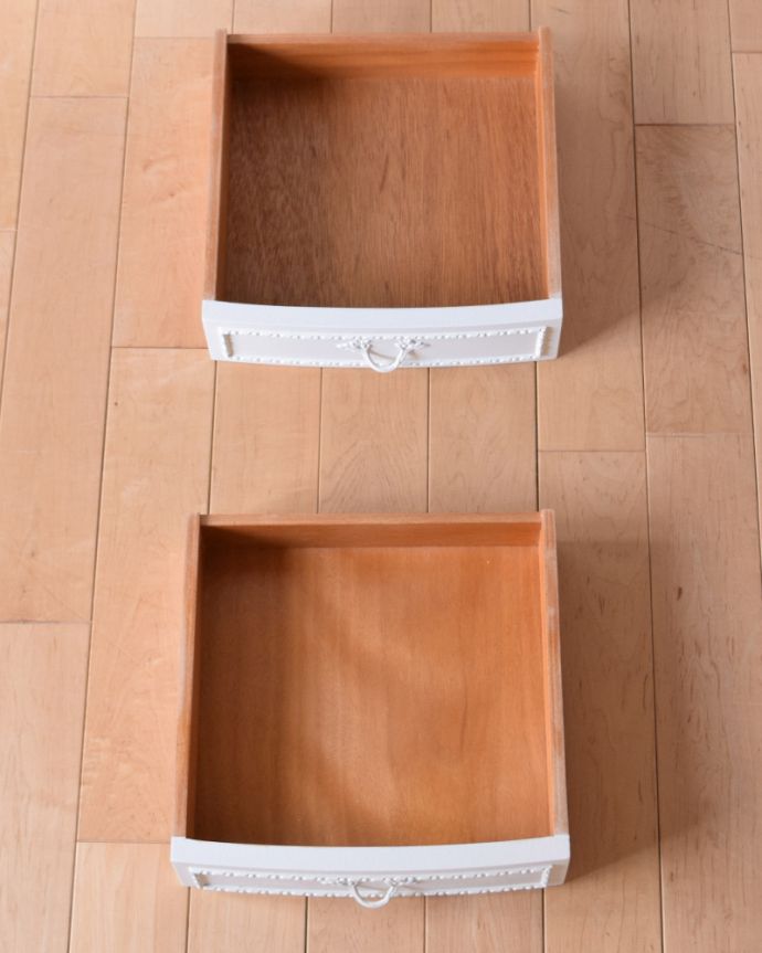 アンティークのチェスト　アンティーク家具　フランス輸入の小さなアンティーク家具、優雅なホワイトペイントのベッドサイドチェスト。引き出しは手前が1段目です。(q-1007-f)