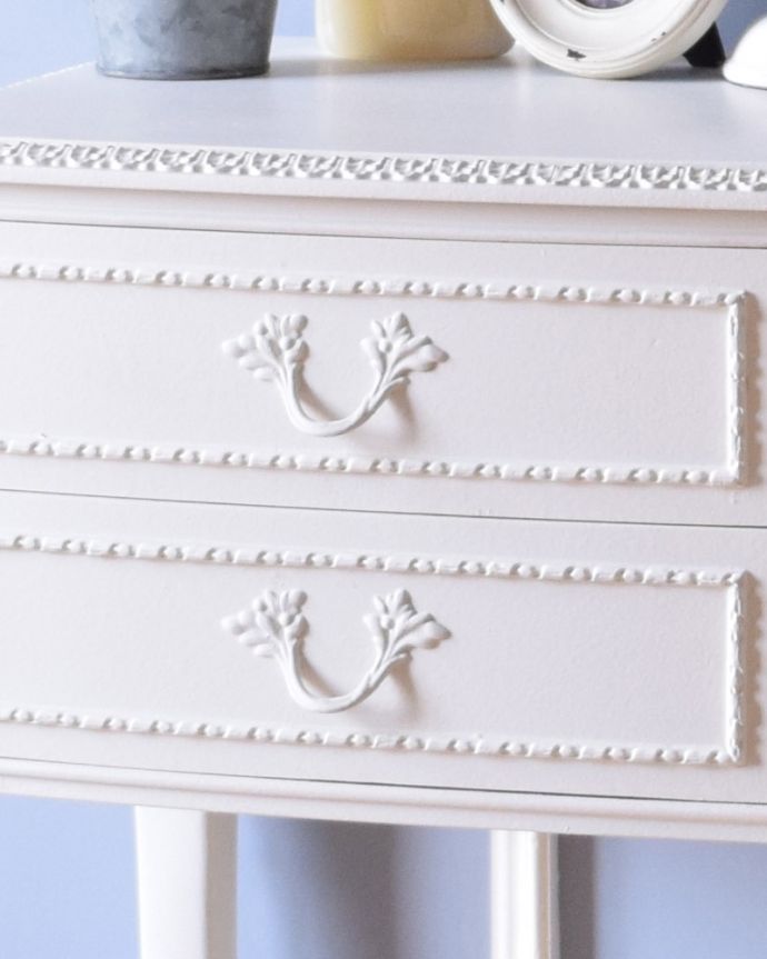 アンティークのチェスト　アンティーク家具　フランス輸入の小さなアンティーク家具、優雅なホワイトペイントのベッドサイドチェスト。引き出しの取っ手は蔦のような凝ったデザイン。(q-1007-f)