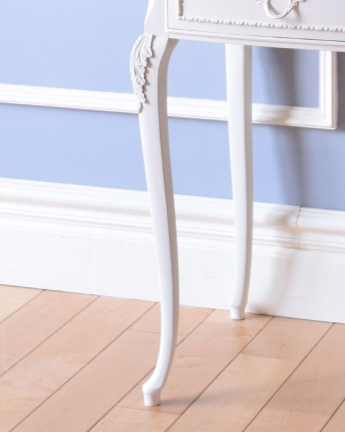 アンティークのチェスト　アンティーク家具　フランス輸入の小さなアンティーク家具、優雅なホワイトペイントのベッドサイドチェスト。華奢で女性らしい猫脚が外国風の雰囲気を作ってくれます。(q-1007-f)