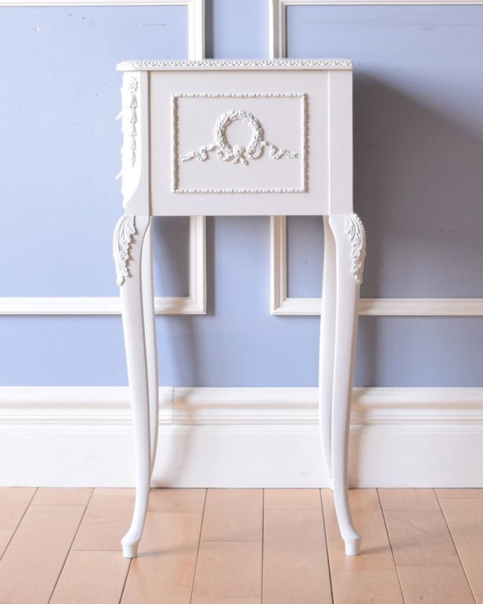 アンティークのチェスト　アンティーク家具　フランス輸入の小さなアンティーク家具、優雅なホワイトペイントのベッドサイドチェスト。サイドから見ても美しいデザイン。(q-1007-f)