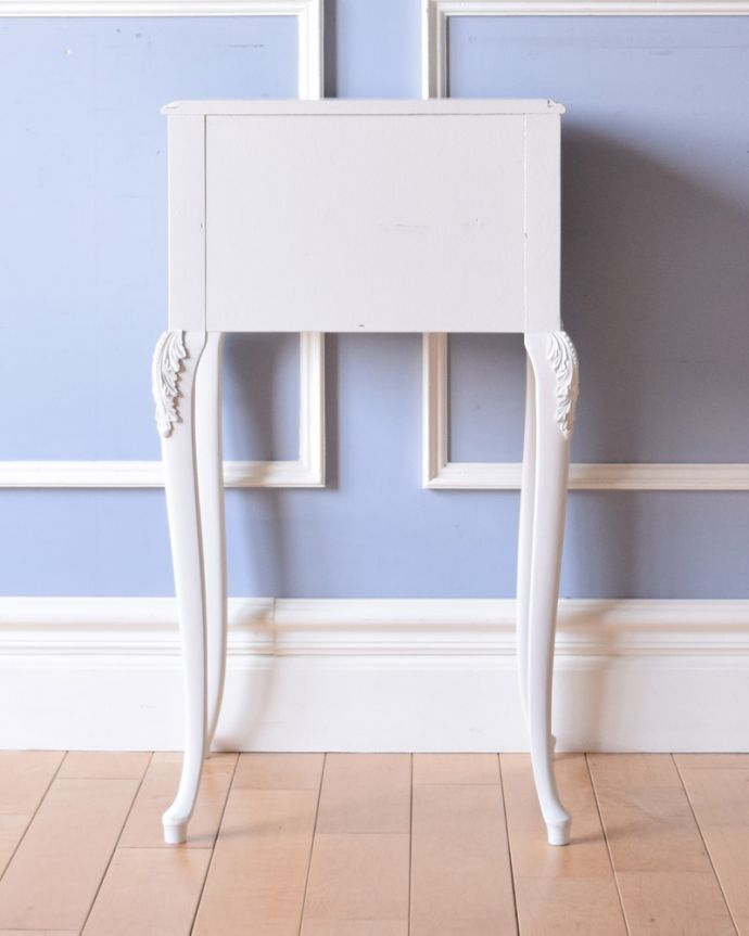 アンティークのチェスト　アンティーク家具　フランス輸入の小さなアンティーク家具、優雅なホワイトペイントのベッドサイドチェスト。アンティークは新品ではないので、もちろん経年変化によるキズはありますが、専門の職人が目立たないようキレイにお直しをしているので、後姿までキレイです。(q-1007-f)