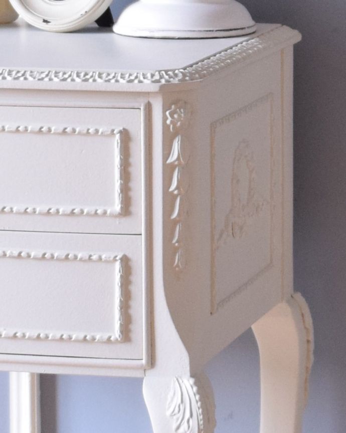 アンティークのチェスト　アンティーク家具　フランス輸入の小さなアンティーク家具、優雅なホワイトペイントのベッドサイドチェスト。隅々まで細やかな彫が施されています。(q-1007-f)