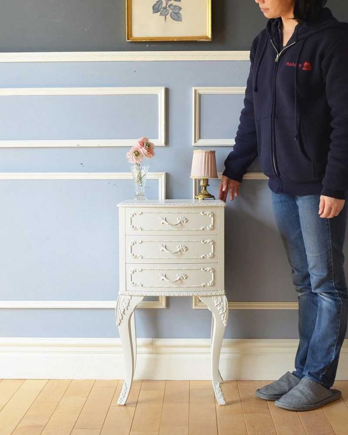 アンティークのチェスト アンティーク家具 フランス輸入のアンティーク家具、美しい白いベッドサイドチェスト(3段)。とっても可愛いチェスト。(q-1008-f)