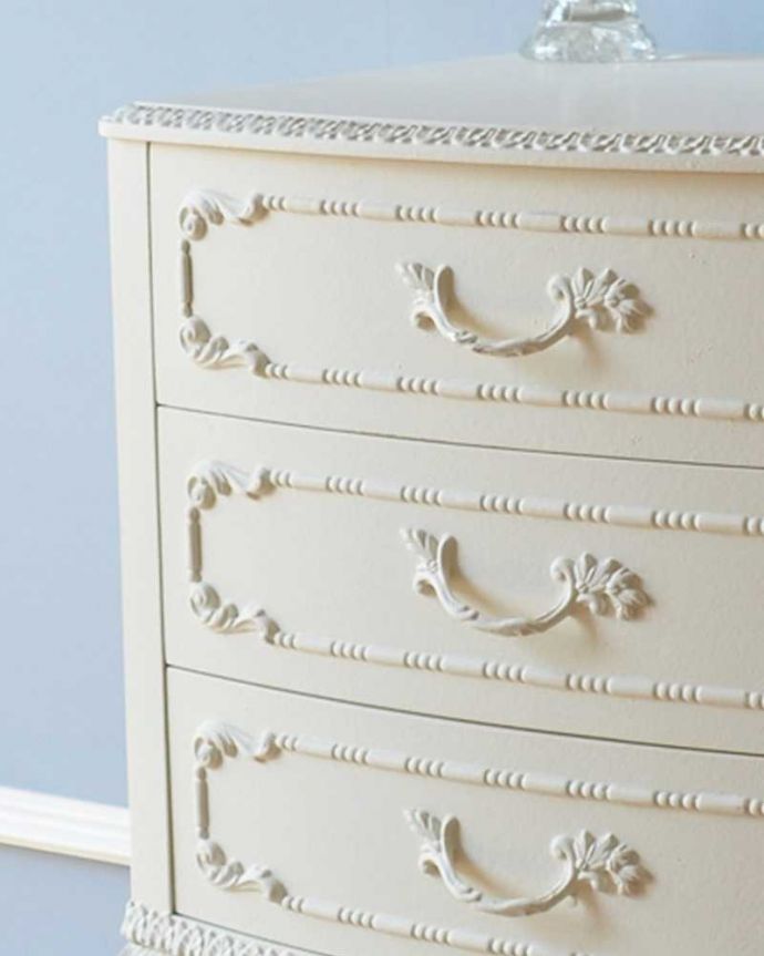 アンティークのチェスト アンティーク家具 フランス輸入のアンティーク家具、美しい白いベッドサイドチェスト(3段)。ホワイトのペイントがフランスらしく、爽やかです。(q-1008-f)