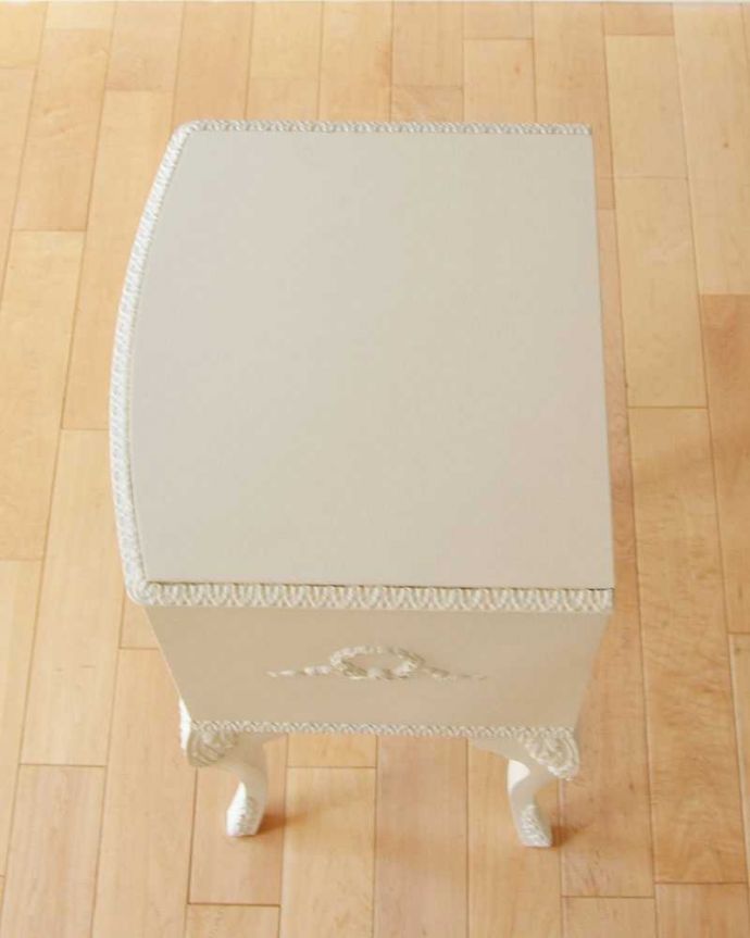 アンティークのチェスト アンティーク家具 フランス輸入のアンティーク家具、美しい白いベッドサイドチェスト(3段)。天板ももちろんピカピカにお直ししています。(q-1008-f)