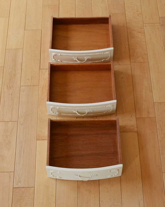 アンティークのチェスト アンティーク家具 フランス輸入のアンティーク家具、美しい白いベッドサイドチェスト(3段)。引き出しは手前が1段目です。(q-1008-f)