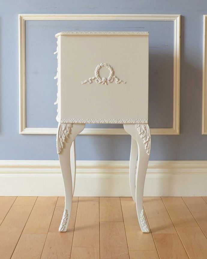 アンティークのチェスト アンティーク家具 フランス輸入のアンティーク家具、美しい白いベッドサイドチェスト(3段)。サイドから見ても美しいデザイン。(q-1008-f)