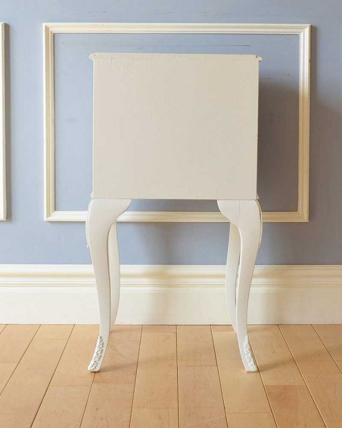 アンティークのチェスト アンティーク家具 フランス輸入のアンティーク家具、美しい白いベッドサイドチェスト(3段)。アンティークは新品ではないので、もちろん経年変化によるキズはありますが、専門の職人が目立たないようキレイにお直しをしているので、後姿までキレイです。(q-1008-f)