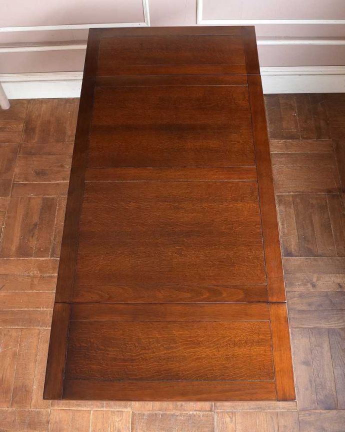 アンティークのテーブル アンティーク家具 アンティーク英国家具、重厚な脚の装飾がアクセント、ドローリーフテーブル(便利な伸張式テーブル) 。天板もピカピカにお直ししました。(q-1011-f)