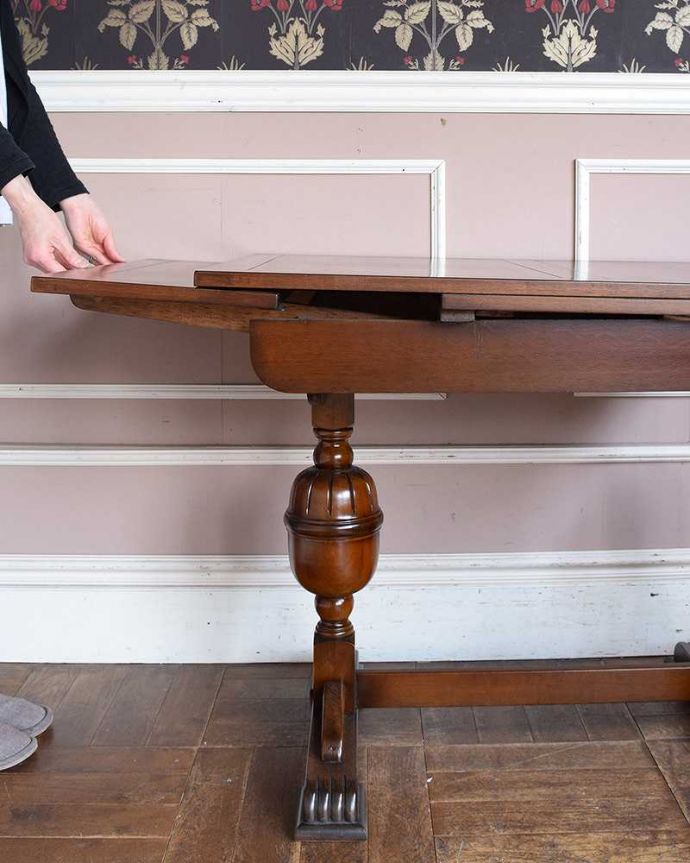 アンティークのテーブル アンティーク家具 アンティーク英国家具、重厚な脚の装飾がアクセント、ドローリーフテーブル(便利な伸張式テーブル) 。天板は引っ張り出すだけであっという間に大きくなります。(q-1011-f)