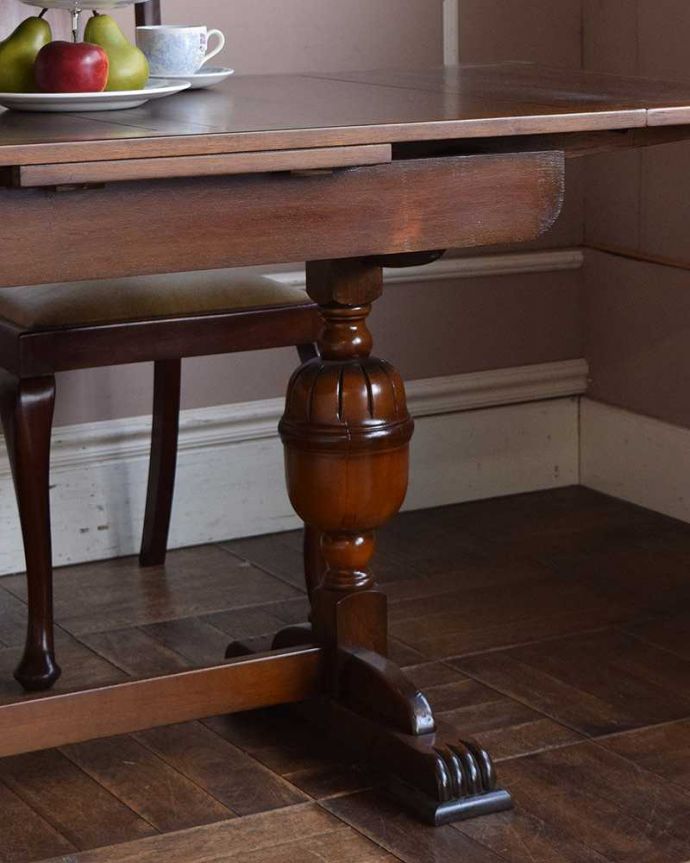 アンティークのテーブル アンティーク家具 アンティーク英国家具、重厚な脚の装飾がアクセント、ドローリーフテーブル(便利な伸張式テーブル) 。キチンとお直ししました。(q-1011-f)