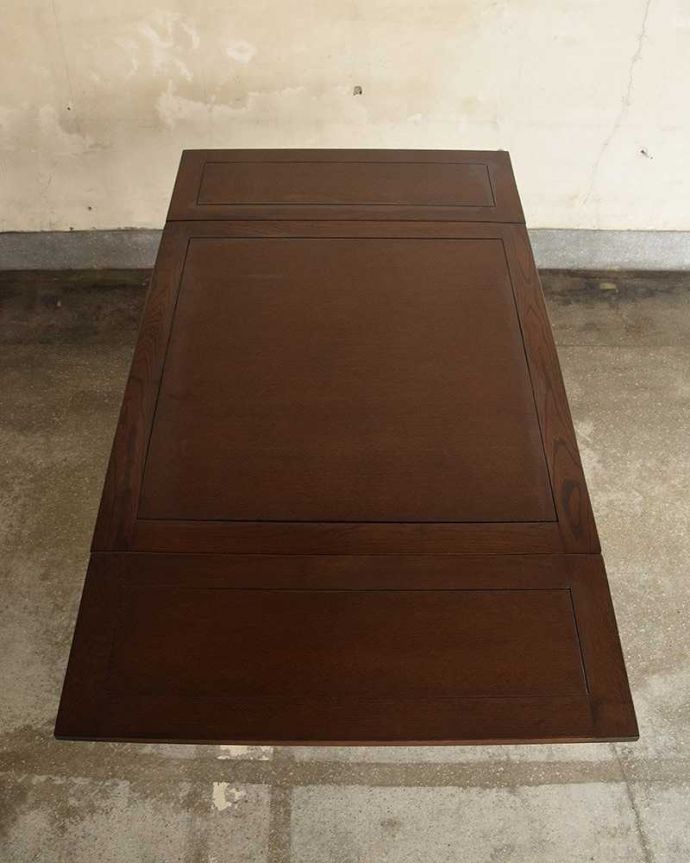 アンティークのテーブル　アンティーク家具　アンティーク英国輸入家具、脚の装飾が美しいドローリーフテーブル（伸張式テーブル） 。天板もピカピカにお直ししました。(q-1012-f)