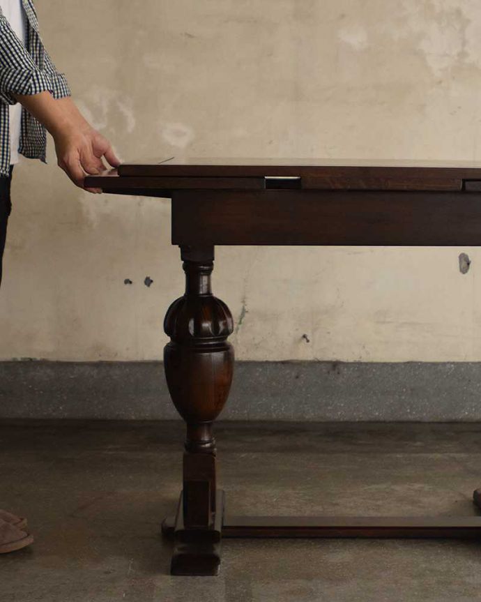 アンティークのテーブル　アンティーク家具　アンティーク英国輸入家具、脚の装飾が美しいドローリーフテーブル（伸張式テーブル） 。天板は引っ張り出すだけであっという間に大きくなります。(q-1012-f)
