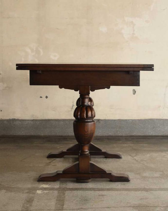 アンティークのテーブル　アンティーク家具　アンティーク英国輸入家具、脚の装飾が美しいドローリーフテーブル（伸張式テーブル） 。温かみのある落ち着いた色です。(q-1012-f)