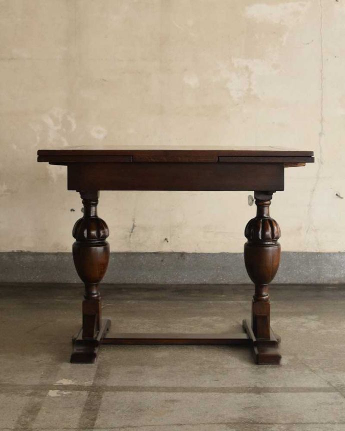 アンティークのテーブル　アンティーク家具　アンティーク英国輸入家具、脚の装飾が美しいドローリーフテーブル（伸張式テーブル） 。閉じるとコンパクトになるのでアパートや一人住まいの方にもオススメ！。(q-1012-f)