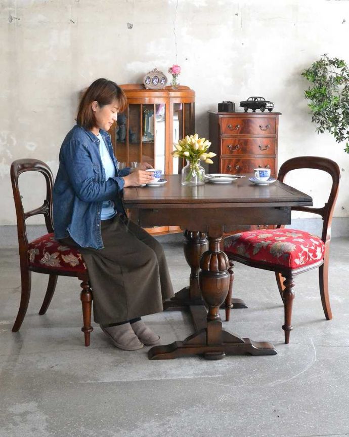 アンティークのテーブル　アンティーク家具　アンティーク英国輸入家具、脚の装飾が美しいドローリーフテーブル（伸張式テーブル） 。落ち着きのある色なので、和室でもお使いいただけますよ。(q-1012-f)