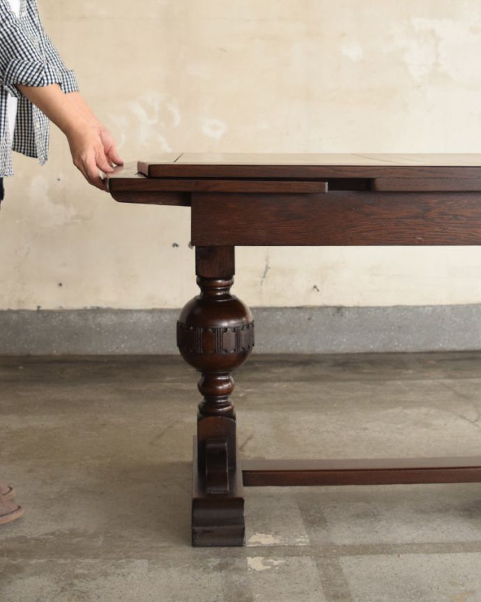 アンティークのテーブル　アンティーク家具　英国アンティーク家具、2本脚のドローリーフテーブル（伸張式テーブル）。天板は引っ張り出すだけであっという間に大きくなります。(q-1013-f)