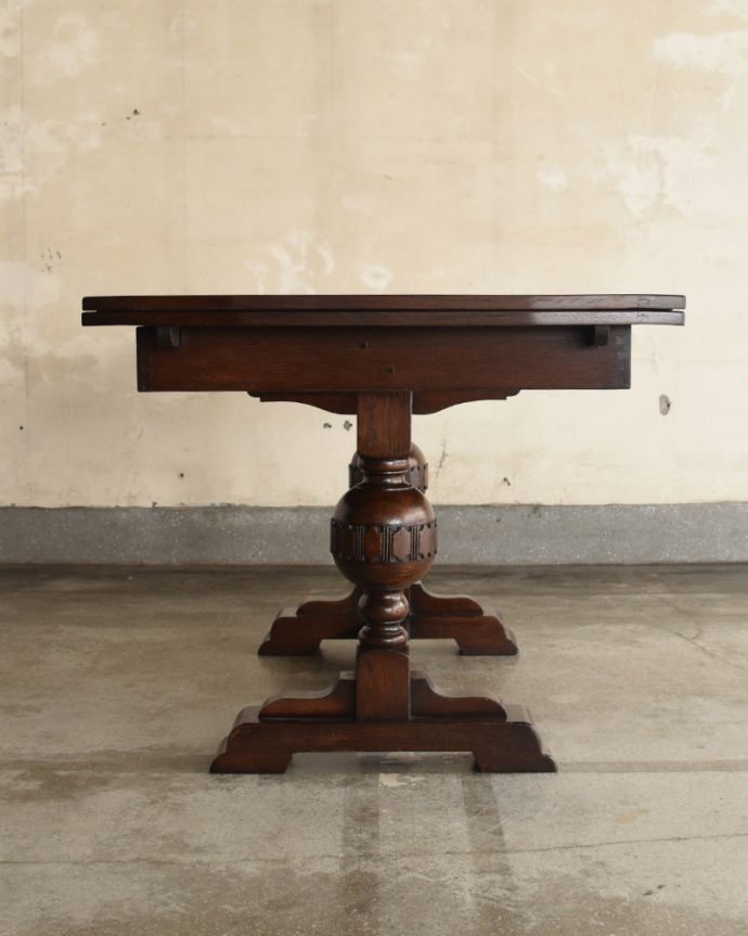 アンティークのテーブル　アンティーク家具　英国アンティーク家具、2本脚のドローリーフテーブル（伸張式テーブル）。温かみのある落ち着いた色です。(q-1013-f)