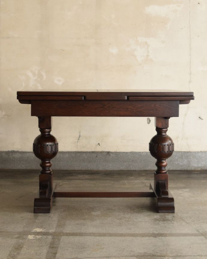 アンティークのテーブル　アンティーク家具　英国アンティーク家具、2本脚のドローリーフテーブル（伸張式テーブル）。閉じるとコンパクトになるのでアパートや一人住まいの方にもオススメ！。(q-1013-f)