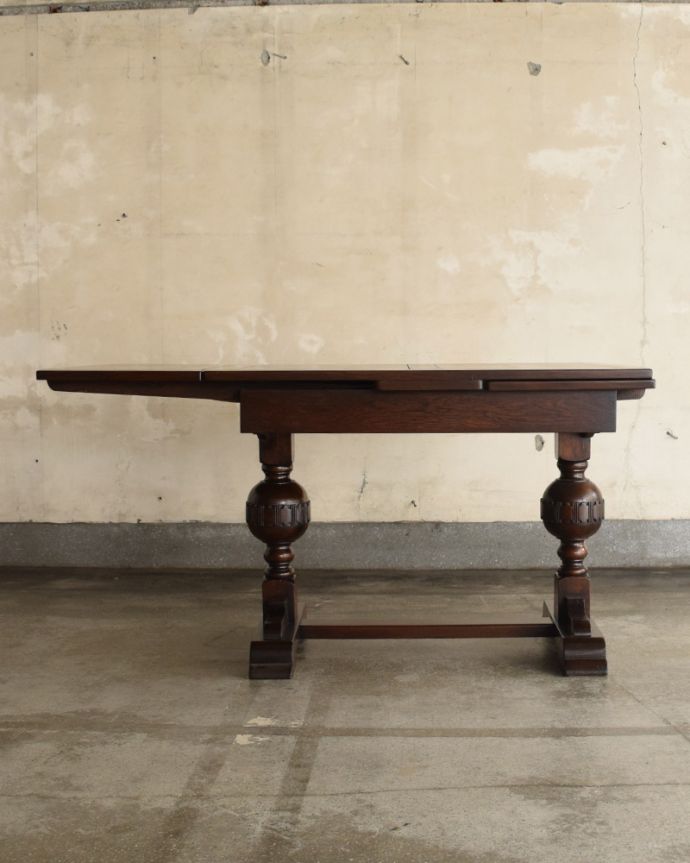 アンティークのテーブル　アンティーク家具　英国アンティーク家具、2本脚のドローリーフテーブル（伸張式テーブル）。片開きの状態でも使って頂けますよ！３〜４人掛けでゆったりと使えます。(q-1013-f)