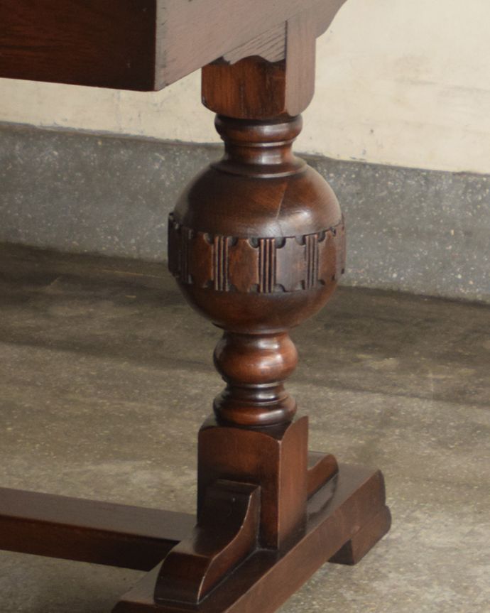 アンティークのテーブル　アンティーク家具　英国アンティーク家具、2本脚のドローリーフテーブル（伸張式テーブル）。美しい装飾がポイントになっています。(q-1013-f)