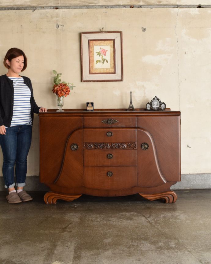 サイドボード　アンティーク家具　英国アンティークの収納家具、曲線が美しいサイドボード。リビングで電話などの置き場所として使っても最適です。(q-1015-f)