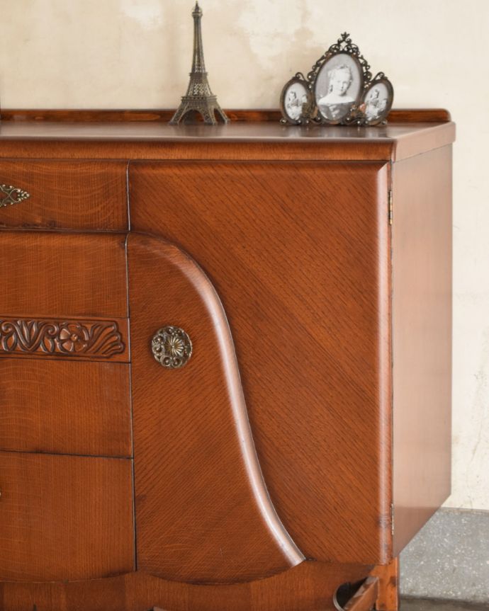 サイドボード　アンティーク家具　英国アンティークの収納家具、曲線が美しいサイドボード。高級感のある落ち着いた色合いも魅力です。(q-1015-f)