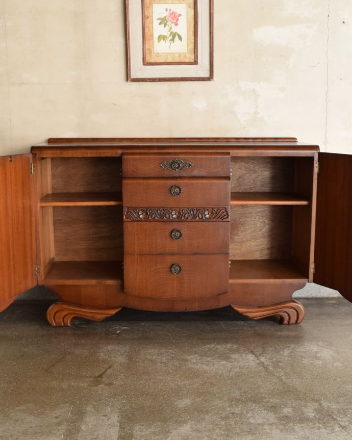 サイドボード　アンティーク家具　英国アンティークの収納家具、曲線が美しいサイドボード。扉を開くと、たっぷりの収納スペース。(q-1015-f)