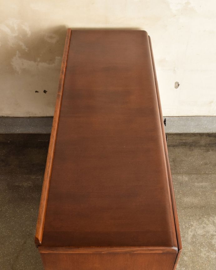 サイドボード　アンティーク家具　英国アンティークの収納家具、曲線が美しいサイドボード。広々した天板もキレイに塗装を仕上げました。(q-1015-f)