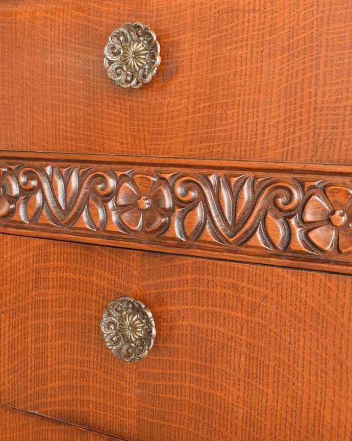 サイドボード　アンティーク家具　英国アンティークの収納家具、曲線が美しいサイドボード。お花の可愛い装飾があります。(q-1015-f)