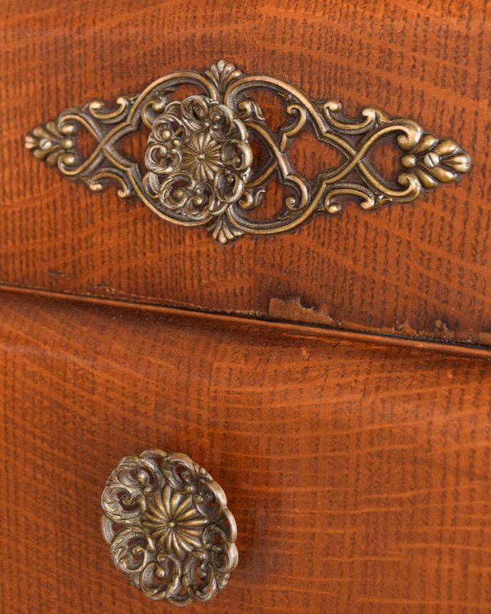 サイドボード　アンティーク家具　英国アンティークの収納家具、曲線が美しいサイドボード。ブローチのように美しい引き出しの取っ手です。(q-1015-f)