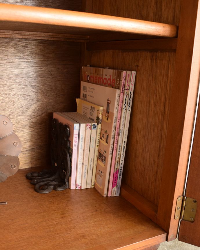 サイドボード　アンティーク家具　英国アンティークの収納家具、曲線が美しいサイドボード。雑誌やA4サイズのファイルも収納できます。(q-1015-f)