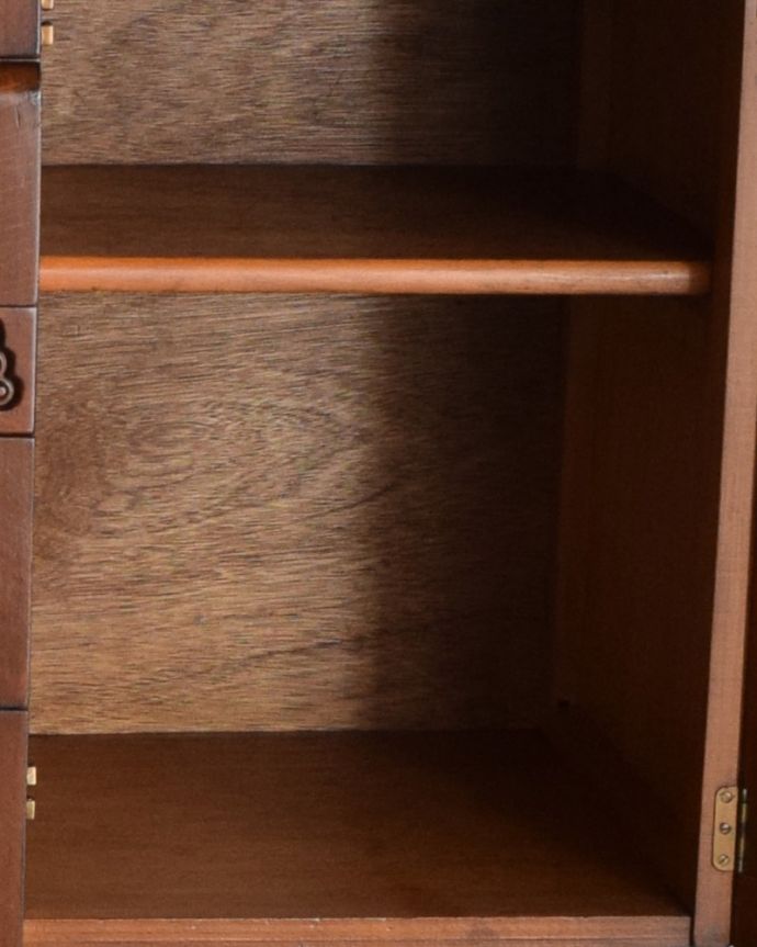 サイドボード　アンティーク家具　英国アンティークの収納家具、曲線が美しいサイドボード。扉内の背面は、同じ木製で仕上がっています。(q-1015-f)