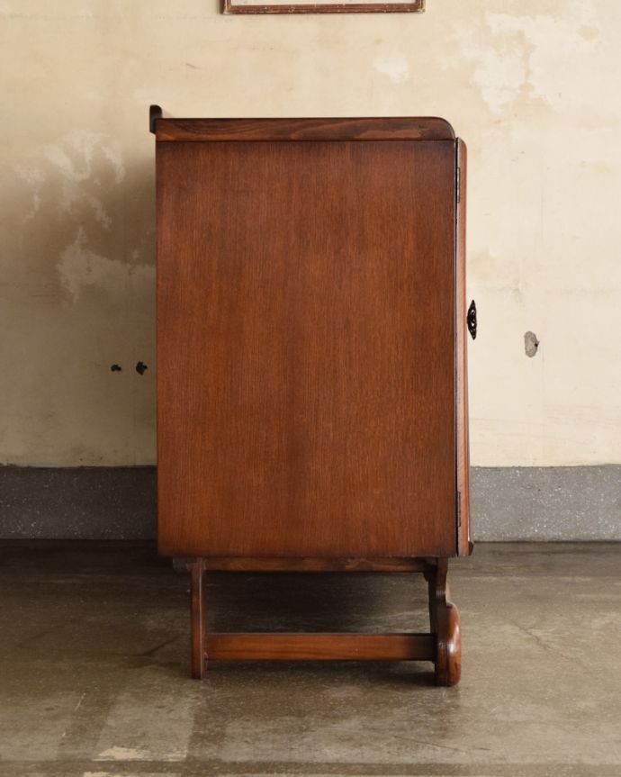 サイドボード　アンティーク家具　英国アンティークの収納家具、曲線が美しいサイドボード。サイドから見てもキレイな状態です。(q-1015-f)