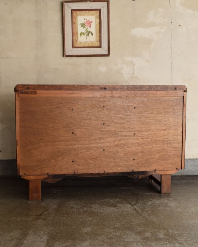 サイドボード　アンティーク家具　英国アンティークの収納家具、曲線が美しいサイドボード。アンティークは新品ではないので、もちろん経年変化によるキズはありますが、専門の職人が目立たないようキレイにお直しをしているので、後姿までキレイです。(q-1015-f)