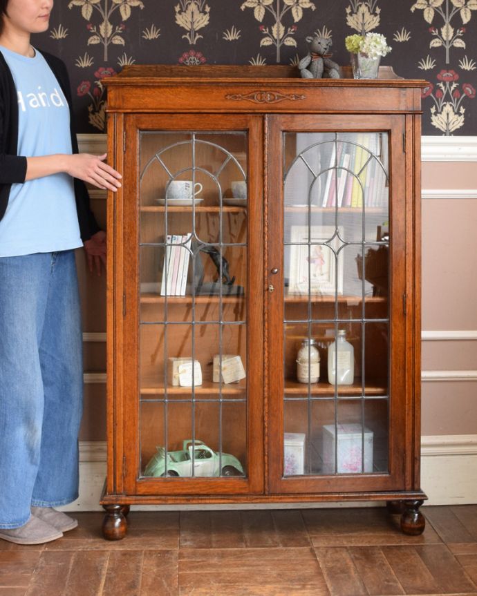 アンティークのキャビネット　アンティーク家具　英国スタイルのアンティーク家具、美しいステンドグラスの扉のブックケース 。本棚としてはもちろん、グラスや食器を並べて飾り棚としても素敵ですよ。(q-1018-f)