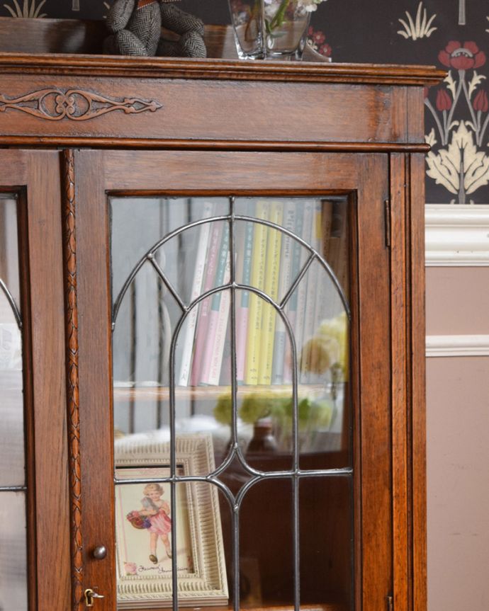 アンティークのキャビネット　アンティーク家具　英国スタイルのアンティーク家具、美しいステンドグラスの扉のブックケース 。アンティークのガラスがキレイにはめ込んであります。(q-1018-f)