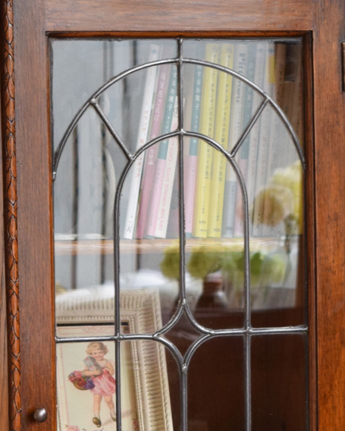 アンティークのキャビネット　アンティーク家具　英国スタイルのアンティーク家具、美しいステンドグラスの扉のブックケース 。ガラスももちろん当時のもの。(q-1018-f)