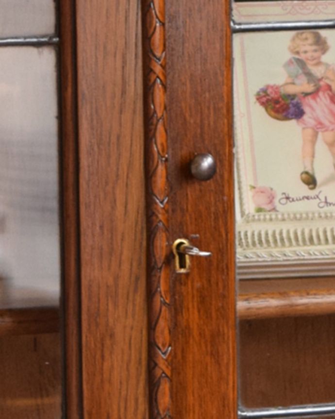 アンティークのキャビネット　アンティーク家具　英国スタイルのアンティーク家具、美しいステンドグラスの扉のブックケース 。可愛い取っ手がちょこんと付いています。(q-1018-f)