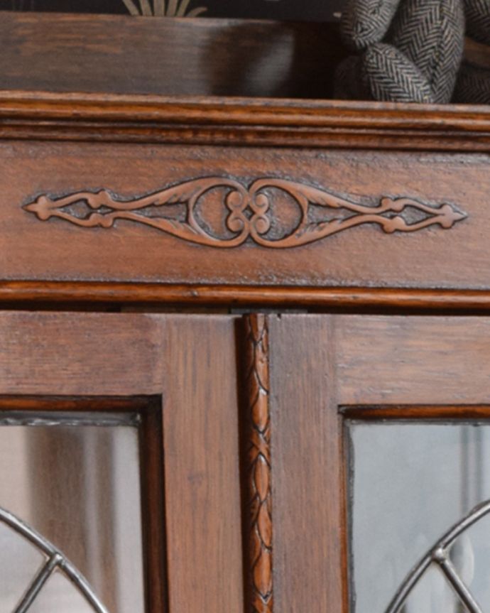 アンティークのキャビネット　アンティーク家具　英国スタイルのアンティーク家具、美しいステンドグラスの扉のブックケース 。トップにはポイントになる美しい装飾です。(q-1018-f)