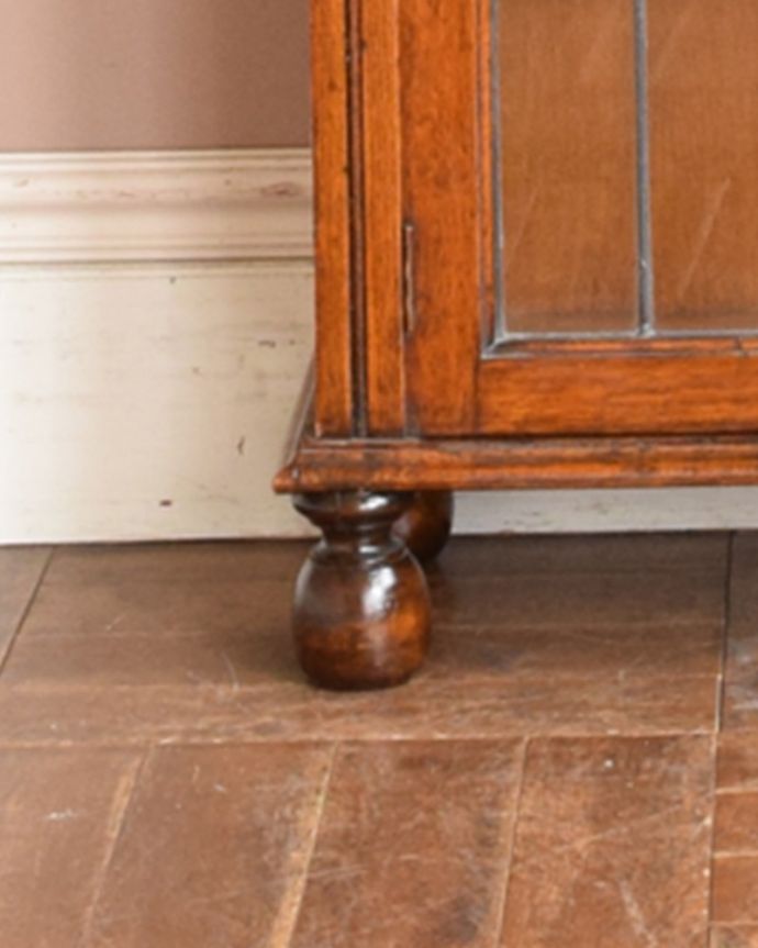 アンティークのキャビネット　アンティーク家具　英国スタイルのアンティーク家具、美しいステンドグラスの扉のブックケース 。きちんと支えます。(q-1018-f)