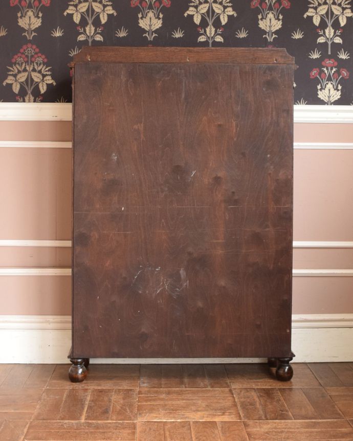 アンティークのキャビネット　アンティーク家具　英国スタイルのアンティーク家具、美しいステンドグラスの扉のブックケース 。アンティークは新品ではないので、もちろん経年変化によるキズはありますが、専門の職人が目立たないようキレイにお直しをしているので、後姿までキレイです。(q-1018-f)