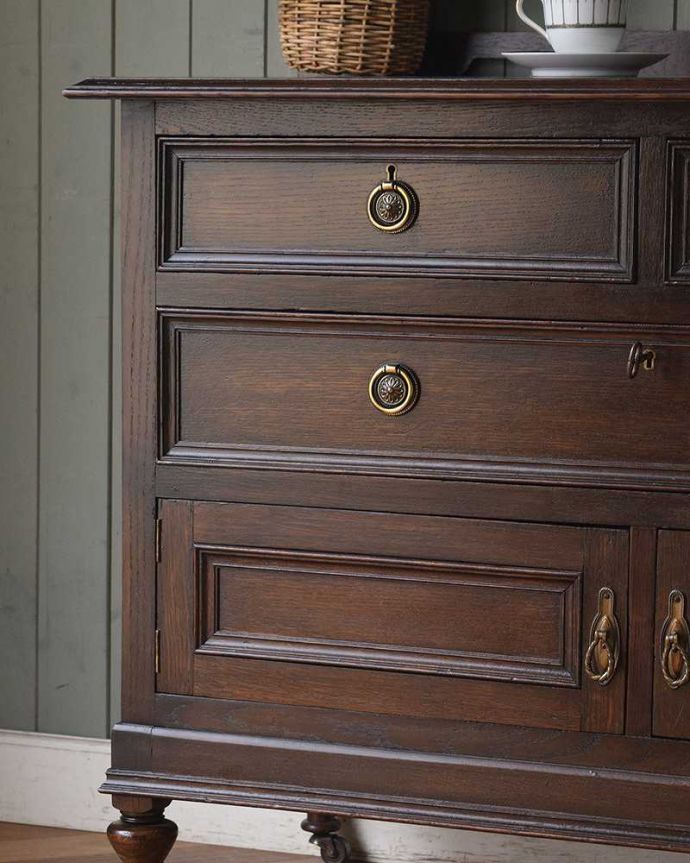 アンティークのチェスト　アンティーク家具　英国輸入のアンティーク家具、キャスター付きのカップボードチェスト。小物をたくさん置けるので、鏡を置いてドレッサー風にして使ってもいいですね。(q-1020-f)