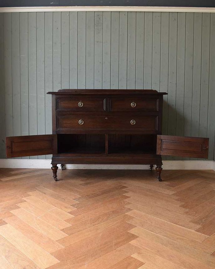 アンティークのチェスト　アンティーク家具　英国輸入のアンティーク家具、キャスター付きのカップボードチェスト。扉の奥には見せたくないものを収納できます。(q-1020-f)
