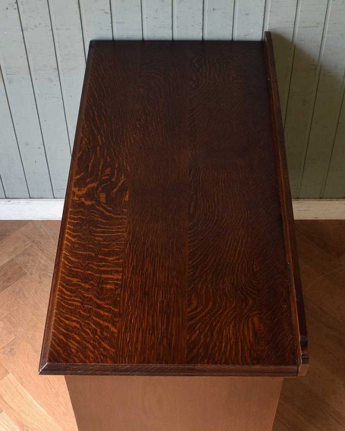 アンティークのチェスト　アンティーク家具　英国輸入のアンティーク家具、キャスター付きのカップボードチェスト。天板もピカピカにお直ししました。(q-1020-f)