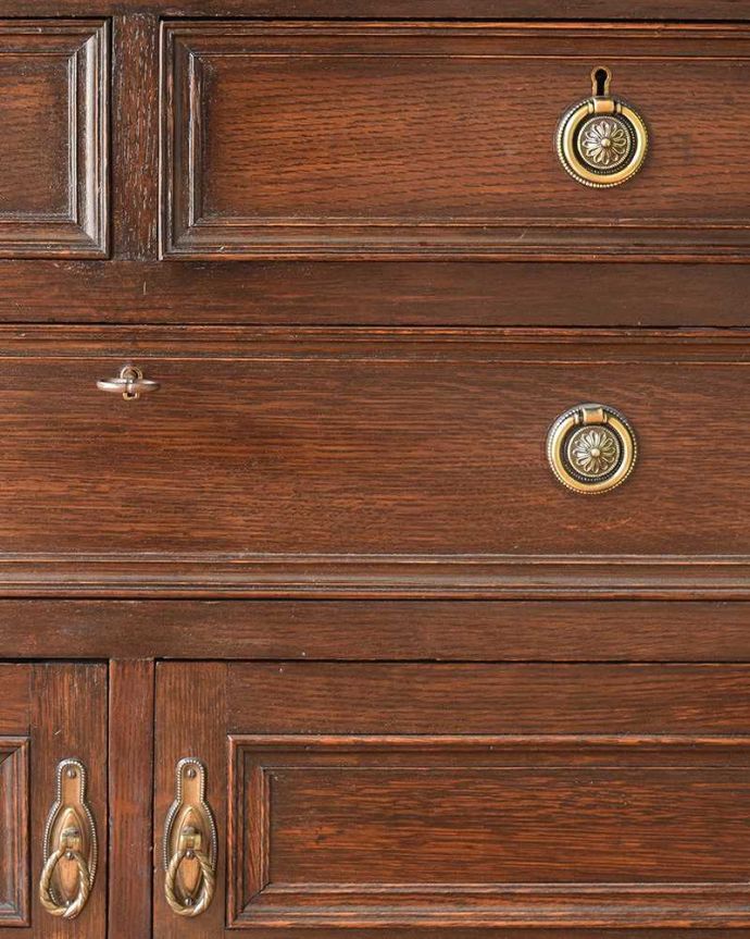 アンティークのチェスト　アンティーク家具　英国輸入のアンティーク家具、キャスター付きのカップボードチェスト。扉や引き出しの取っ手はリングタイプ。(q-1020-f)