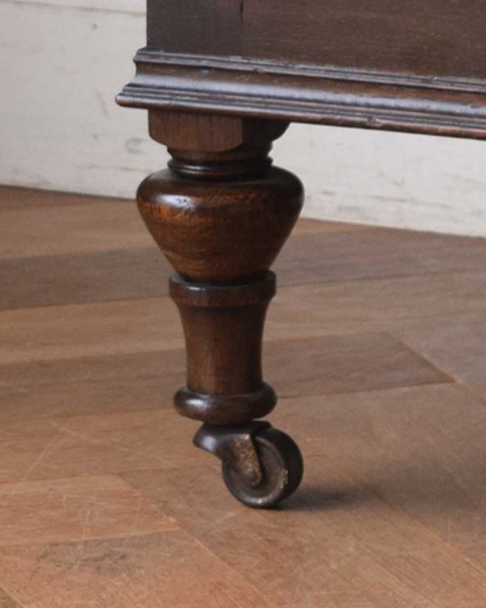 アンティークのチェスト　アンティーク家具　英国輸入のアンティーク家具、キャスター付きのカップボードチェスト。職人のこだわりを感じる彫が入ったデザインです！しっかり支えるのでご安心ください。(q-1020-f)