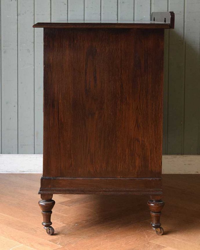 アンティークのチェスト　アンティーク家具　英国輸入のアンティーク家具、キャスター付きのカップボードチェスト。丈夫に作られているので、安心してお使いいただけます。(q-1020-f)